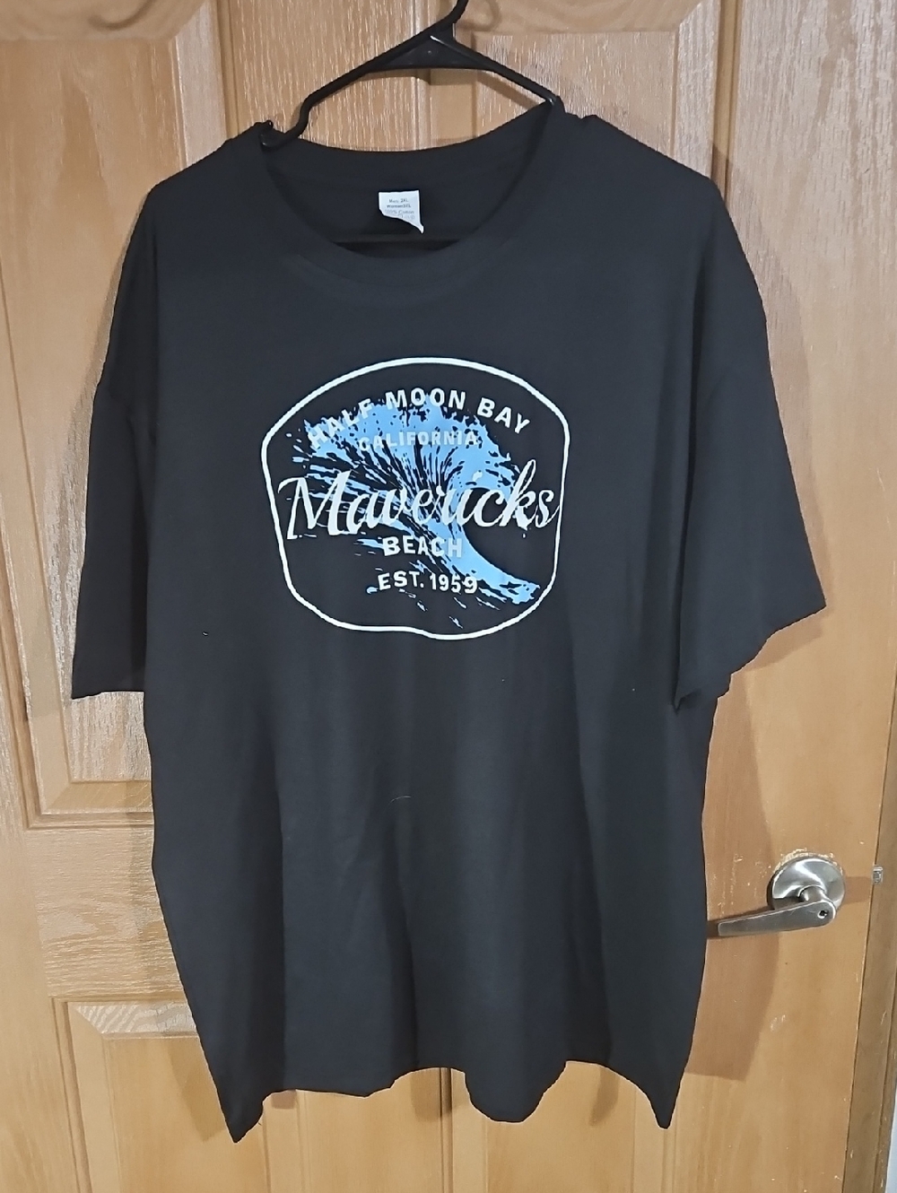 Comfortable Black Short-Sleeve Tee with Blue Surf Graphic